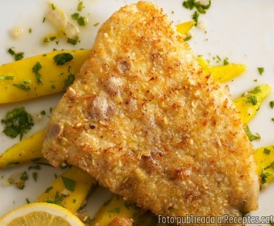 Filets de palaia arrebossats amb herba de llimona i coco ratllat sobre amanida de mango
